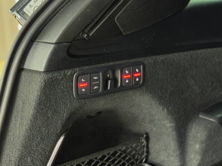 photo-1775383434