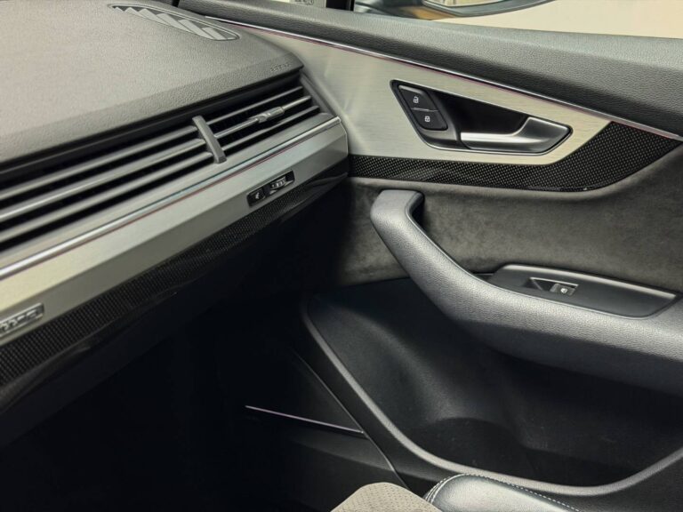 photo-1775815450