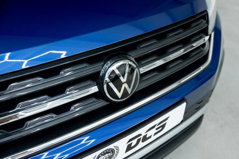 photo-1786615216